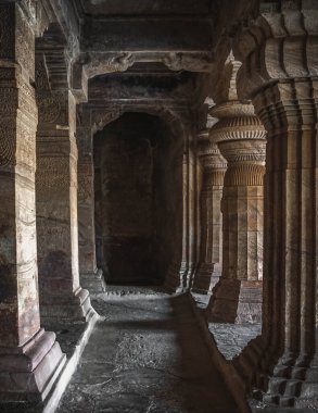 Karnataka 'nın merkezinde küçük bir kasaba olan Badami, dağdaki kırmızı bir kumtaşından oyulmuş dört kayalık mağara tapınağıyla ünlüdür.