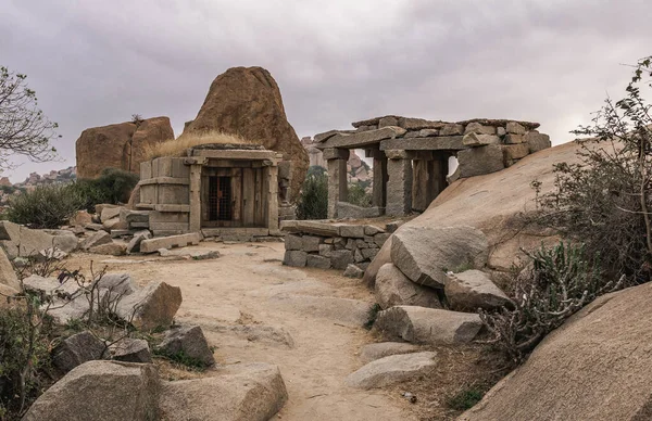 Vijayanagara, Hindistan 'ın kuzeyindeki Karnataka eyaletinin Hampi köyündeki Vijayanagar İmparatorluğu' nun eski başkenti.