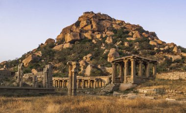 Vijayanagara, Hindistan 'ın kuzeyindeki Karnataka eyaletinin Hampi köyündeki Vijayanagar İmparatorluğu' nun eski başkenti.