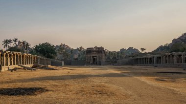 Vijayanagara, Hindistan 'ın kuzeyindeki Karnataka eyaletinin Hampi köyündeki Vijayanagar İmparatorluğu' nun eski başkenti.