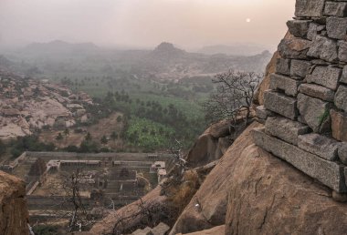 Vijayanagara, Hindistan 'ın kuzeyindeki Karnataka eyaletinin Hampi köyündeki Vijayanagar İmparatorluğu' nun eski başkenti.