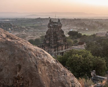 Vijayanagara, Hindistan 'ın kuzeyindeki Karnataka eyaletinin Hampi köyündeki Vijayanagar İmparatorluğu' nun eski başkenti.