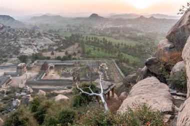 Vijayanagara, Hindistan 'ın kuzeyindeki Karnataka eyaletinin Hampi köyündeki Vijayanagar İmparatorluğu' nun eski başkenti.