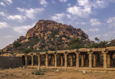 Vijayanagara, Hindistan 'ın kuzeyindeki Karnataka eyaletinin Hampi köyündeki Vijayanagar İmparatorluğu' nun eski başkenti.