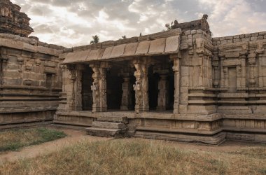 Vijayanagara, Hindistan 'ın kuzeyindeki Karnataka eyaletinin Hampi köyündeki Vijayanagar İmparatorluğu' nun eski başkenti.