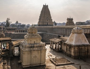 Vijayanagara, Hindistan 'ın kuzeyindeki Karnataka eyaletinin Hampi köyündeki Vijayanagar İmparatorluğu' nun eski başkenti.