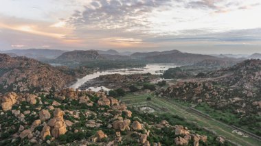Vijayanagara, Hindistan 'ın kuzeyindeki Karnataka eyaletinin Hampi köyündeki Vijayanagar İmparatorluğu' nun eski başkenti.