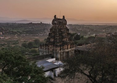 Vijayanagara, Hindistan 'ın kuzeyindeki Karnataka eyaletinin Hampi köyündeki Vijayanagar İmparatorluğu' nun eski başkenti.