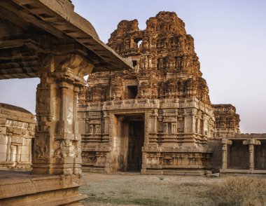 Vijayanagara, Hindistan 'ın kuzeyindeki Karnataka eyaletinin Hampi köyündeki Vijayanagar İmparatorluğu' nun eski başkenti.