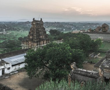 Vijayanagara, Hindistan 'ın kuzeyindeki Karnataka eyaletinin Hampi köyündeki Vijayanagar İmparatorluğu' nun eski başkenti.