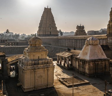 Vijayanagara, Hindistan 'ın kuzeyindeki Karnataka eyaletinin Hampi köyündeki Vijayanagar İmparatorluğu' nun eski başkenti.