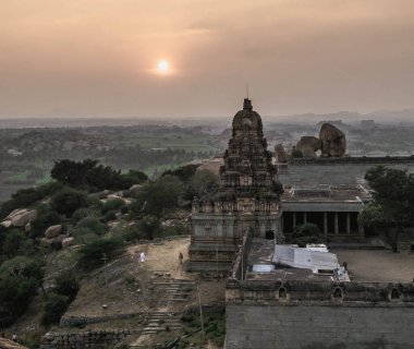 Vijayanagara, Hindistan 'ın kuzeyindeki Karnataka eyaletinin Hampi köyündeki Vijayanagar İmparatorluğu' nun eski başkenti.