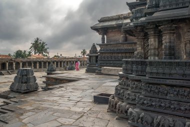 Orta Çağ 'da Belur, Hoysal İmparatorluğu' nun başkentiydi ve eski adı Velapuri, Karnataka, Hindistan 'dı.