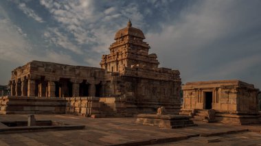 8. yüzyılın Pattadakal 'ındaki mimari kompleksi, tapınak mimarisinde Hindu tarzı Wesar' ın gelişiminin doruk noktası.