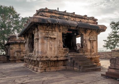 8. yüzyılın Pattadakal 'ındaki mimari kompleksi, tapınak mimarisinde Hindu tarzı Wesar' ın gelişiminin doruk noktası.