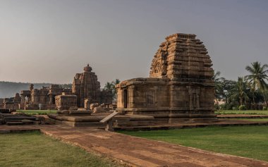 8. yüzyılın Pattadakal 'ındaki mimari kompleksi, tapınak mimarisinde Hindu tarzı Wesar' ın gelişiminin doruk noktası.