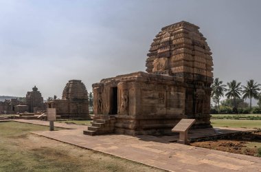 8. yüzyılın Pattadakal 'ındaki mimari kompleksi, tapınak mimarisinde Hindu tarzı Wesar' ın gelişiminin doruk noktası.