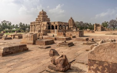 8. yüzyılın Pattadakal 'ındaki mimari kompleksi, tapınak mimarisinde Hindu tarzı Wesar' ın gelişiminin doruk noktası.