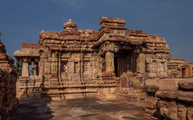 8. yüzyılın Pattadakal 'ındaki mimari kompleksi, tapınak mimarisinde Hindu tarzı Wesar' ın gelişiminin doruk noktası.