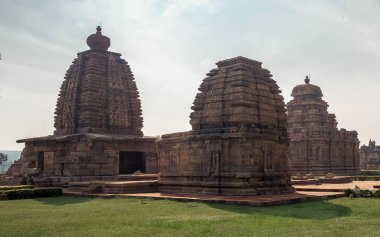 8. yüzyılın Pattadakal 'ındaki mimari kompleksi, tapınak mimarisinde Hindu tarzı Wesar' ın gelişiminin doruk noktası.
