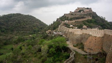 Hindistan Seddi, Hindistan 'ın Kumbalgarh Kalesi' nin kale duvarları olarak adlandırılır.