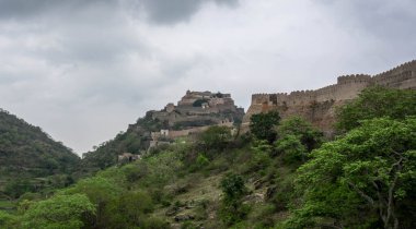 Hindistan Seddi, Hindistan 'ın Kumbalgarh Kalesi' nin kale duvarları olarak adlandırılır.