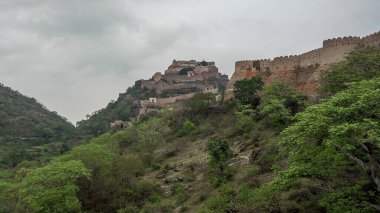 Hindistan Seddi, Hindistan 'ın Kumbalgarh Kalesi' nin kale duvarları olarak adlandırılır.