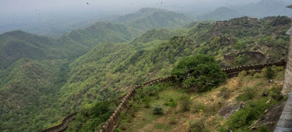インドの万里の長城は インドのクンバルガル砦の城壁と呼ばれています — ストック写真
