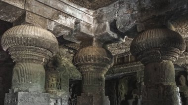 Gizemli Ellora Mağaraları eşsiz bir tapınak kompleksidir.