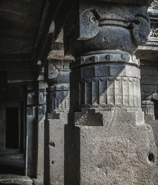 Gizemli Ellora Mağaraları eşsiz bir tapınak kompleksidir.
