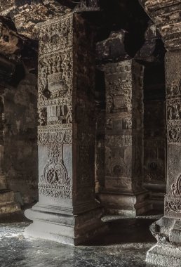 Gizemli Ellora Mağaraları eşsiz bir tapınak kompleksidir.
