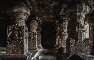 Gizemli Ellora Mağaraları eşsiz bir tapınak kompleksidir.