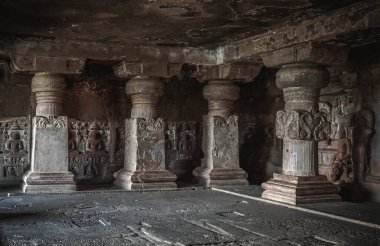 Gizemli Ellora Mağaraları eşsiz bir tapınak kompleksidir.