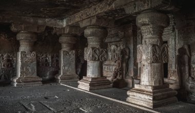 Gizemli Ellora Mağaraları eşsiz bir tapınak kompleksidir.