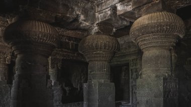 Gizemli Ellora Mağaraları eşsiz bir tapınak kompleksidir.