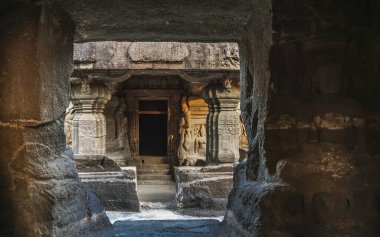 Gizemli Ellora Mağaraları eşsiz bir tapınak kompleksidir.