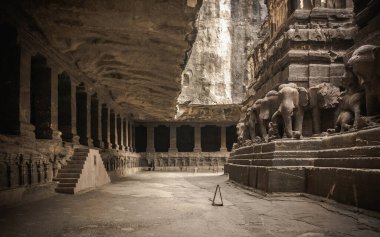 Gizemli Ellora Mağaraları eşsiz bir tapınak kompleksidir.