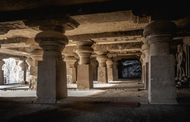 Gizemli Ellora Mağaraları eşsiz bir tapınak kompleksidir.