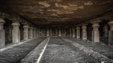 Gizemli Ellora Mağaraları eşsiz bir tapınak kompleksidir.