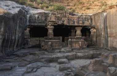 Gizemli Ellora Mağaraları eşsiz bir tapınak kompleksidir.