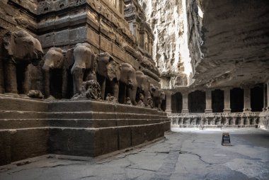 Gizemli Ellora Mağaraları eşsiz bir tapınak kompleksidir.
