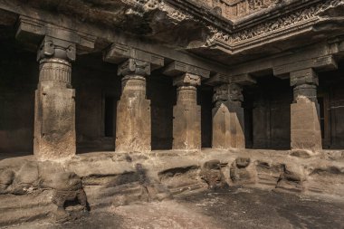 Gizemli Ellora Mağaraları eşsiz bir tapınak kompleksidir.