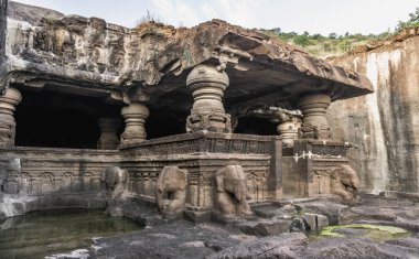 Gizemli Ellora Mağaraları eşsiz bir tapınak kompleksidir.
