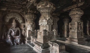 Gizemli Ellora Mağaraları eşsiz bir tapınak kompleksidir.