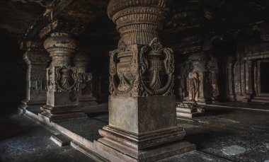 Gizemli Ellora Mağaraları eşsiz bir tapınak kompleksidir.