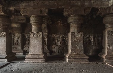 Gizemli Ellora Mağaraları eşsiz bir tapınak kompleksidir.