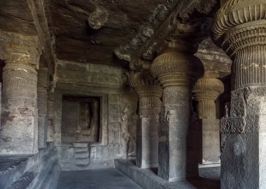 Gizemli Ellora Mağaraları eşsiz bir tapınak kompleksidir.