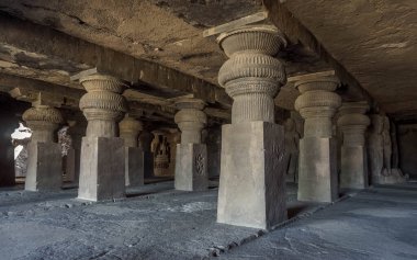 Gizemli Ellora Mağaraları eşsiz bir tapınak kompleksidir.