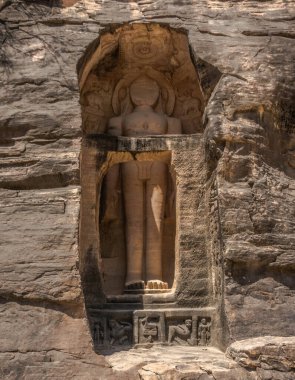 Hindistan 'daki Gwalior Kalesi' nin batı kapısında Jain heykelleri.