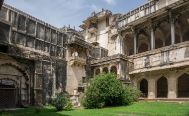 Hindistan 'ın mavi Bundi kentindeki Taragarh kalesi yamaçtaki saray kompleksi.